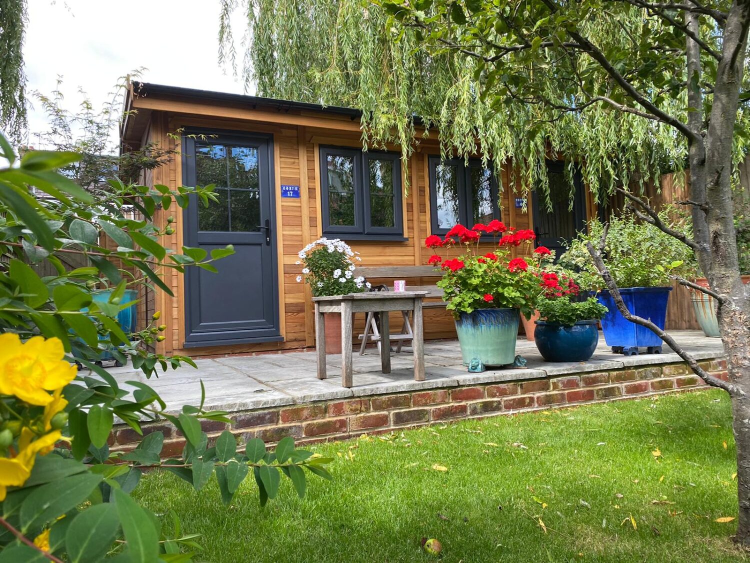 Traditional style garden room