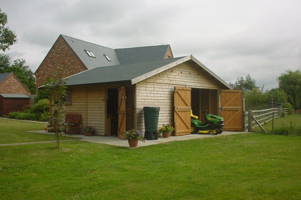 wooden garage by www.warwickbuildings.co.uk