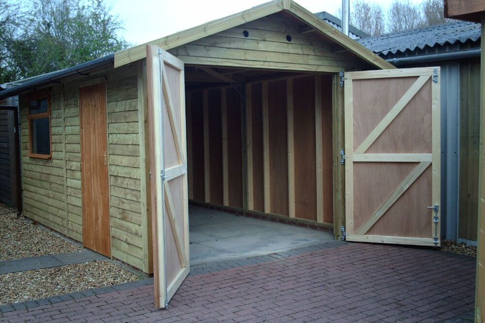 wooden garage by www.warwickbuildings.co.uk