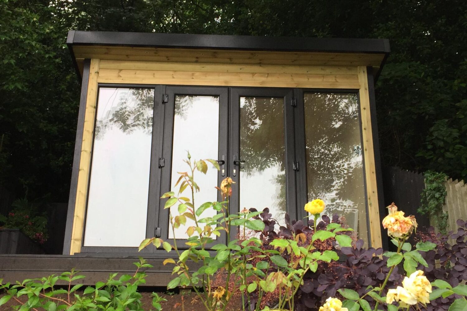 Exdisplay garden rooms and offices by Warwick Buildings